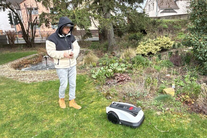 ECOVACS GOAT O1200 LiDAR PRO Mähroboter wird im Test entlang der Außengrenze per App gefahren beim manuellen Kartieren